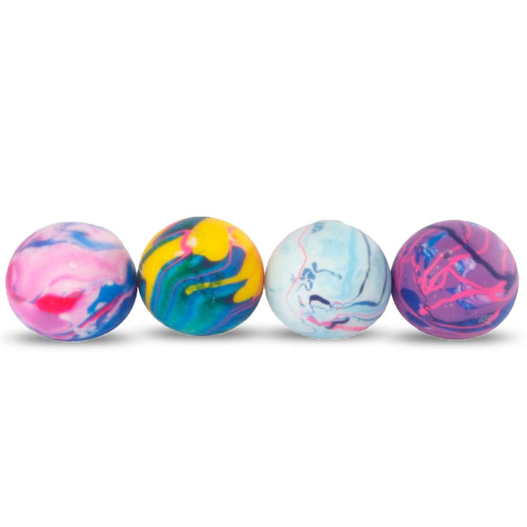 Vier farbenfrohe Squeezeballs von www.buyon.at sind nebeneinander aufgereiht. Jeder Ball zeigt ein unverwechselbares Batikmuster mit Wirbelmuster, das lebendige Farben wie Rosa, Blau, Gelb und Weiß mischt. Diese Muster und Farbtöne erzeugen eine auffällige, verspielte Ästhetik.