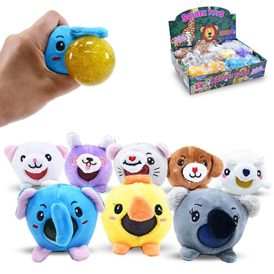 Eine Hand drückt einen blauen Stressball „Squish Plüschtier, Zoo“ mit einem lächelnden Gesicht und goldenem Glitzer im Inneren. Darunter sind acht Plüschtiere aus der Kollektion „Squish Plüschtier, Zoo“ von www.buyon.at in einer Reihe angeordnet, mit niedlichen Zoo-Design-Elementen. Im Hintergrund enthält eine Box mit der Aufschrift „Squeeze Toys“ weitere dieser entzückenden Produkte von www.buyon.at zum Stressabbau.