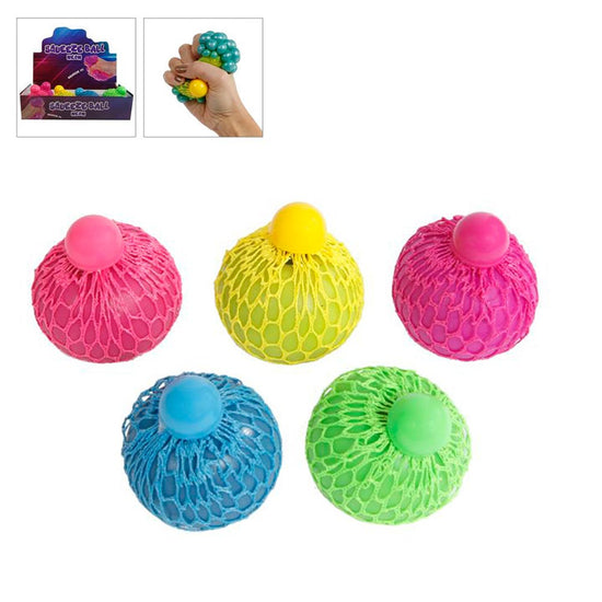 Das Bild zeigt fünf farbenfrohe Squishy Mesh Balls von www.buyon.at, die jeweils mit einem farblich passenden kleinen Ball verziert sind. Die verfügbaren Farben sind rosa, gelb, grün-blau, blau und grün. Zusätzlich wird oben links neben der Verpackung eine Hand gezeigt, die einen der Stressballs zum Stressabbau drückt.