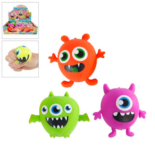 Drei farbenfrohe, runde Squishy-Monster von www.buyon.at, jedes mit einem Auge und einem breiten Lächeln. Das orangefarbene Monster hat Hörner und erhobene Arme, das grüne Monster hat fledermausartige Flügel und ausgestreckte Arme und das rosa Monster hat kleine Hörner und kurze Gliedmaßen. Ein eingefügtes Bild zeigt eine Hand, die ein gelbes Squeeze Monster Spielzeug drückt.