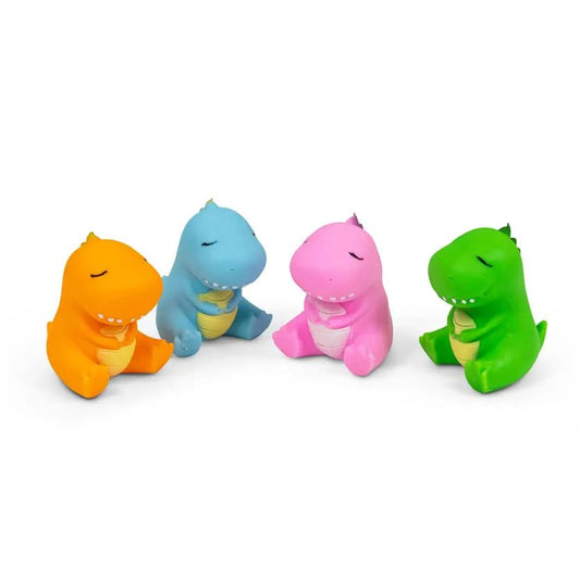 Vier kleine Stretchy Sleepy Dinos aus Kunststoff von www.buyon.at sind in einem Halbkreis angeordnet. Jeder Dinosaurier ist einzigartig gefärbt – orange, blau, rosa und grün – und hat ein süßes, pummeliges Design mit geschlossenen Augen und winzigen Armen. Diese stressabbauenden Spielzeuge scheinen zu lächeln und verleihen jeder Sammlung Charme.