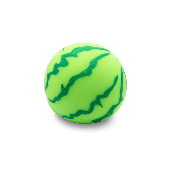 Die Stretchy Wassermelone von www.buyon.at ist ein runder, grüner Stressball mit dunkelgrünen, gewellten Linien, die ihn an eine kleine Wassermelone erinnern lassen. Der Quetschball ist auf weißem Hintergrund abgebildet.