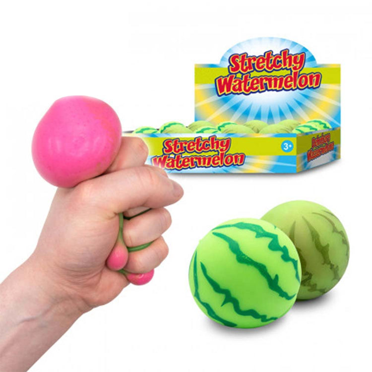 Zu sehen ist eine Hand, die einen rosa Stretchball drückt. Im Hintergrund befindet sich eine Box mit der Aufschrift „Stretchy Wassermelone“ der Marke www.buyon.at, in der sich grüne Bälle mit Wassermelonenmuster befinden. Zwei dieser Stressbälle sind auch außerhalb der Box zu sehen.