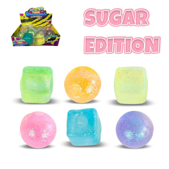 Eine Auswahl bunter Gummibonbons mit der Aufschrift „Sugar Mellow Glitter Quetschball“ von www.buyon.at. Die Bonbons sind in verschiedenen Formen und Farben erhältlich, darunter Grün, Gelb, Blau, Rosa und Lila, und haben ein glitzerndes Aussehen. In der oberen linken Ecke des Bildes befindet sich eine kleine Produktbox.