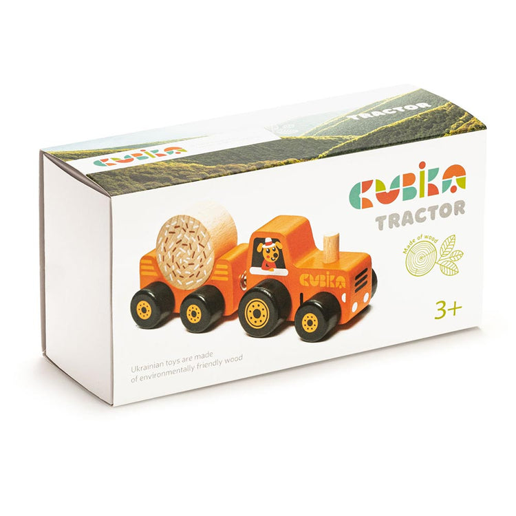 Eine Schachtel mit einem Holzspielzeug Traktor mit Heuballen, 3 Teile Set der Marke www.buyon.at für Kinder ab 3 Jahren. Die Verpackung zeigt ein Bild des orangefarbenen Traktors mit einem lächelnden Fahrer und einem Heuballen auf dem Anhänger. Der Text weist auf das verwendete umweltfreundliche Holz hin.