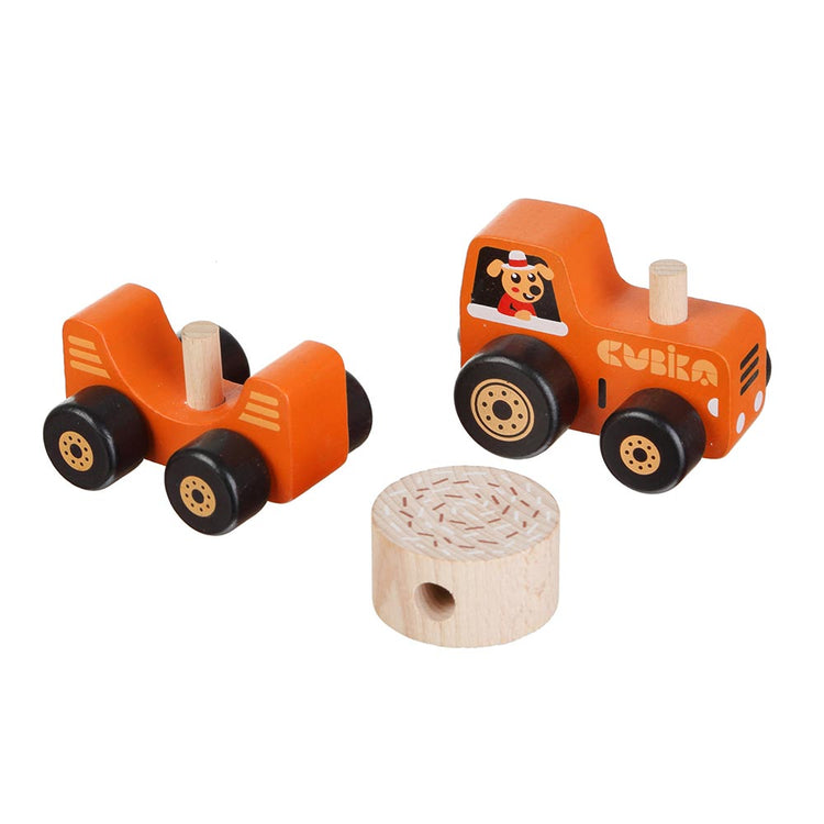 Zwei orangefarbene Holzspielzeug-LKW mit schwarzen Rädern und einem Holzstift in der Mitte, auf dem eine Hundeillustration abgebildet ist. Das Set enthält ein fassähnliches Holzstück mit kleinen Löchern auf der Oberfläche. Diese „Holzspielzeug Traktor mit Heuballen, 3 Teile“ von www.buyon.at sind umweltfreundlich und können zum Spielen magnetisch gekoppelt werden.