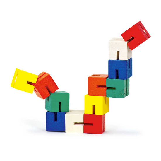 Die Holzspielzeug Twist & Lock Blocks von www.buyon.at sind eine Spielzeugschlange aus bunten Holzblöcken, die durch Gummibänder miteinander verbunden sind, sodass sie sich in verschiedene Formen biegen und drehen lässt. Die farbigen Holzblöcke, hauptsächlich rot, blau, gelb, grün und weiß, sind in einem Zickzackmuster auf weißem Hintergrund angeordnet.