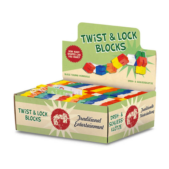 Eine Displaybox mit „Holzspielzeug Twist & Lock Blocks“ von www.buyon.at zeigt bunte, drehbare Blöcke, die miteinander verbunden werden können. Die Box wirbt für traditionelle Unterhaltung und enthält Sätze in mehreren Sprachen sowie ein Bild von farbigen Holzblöcken in verschiedenen Formen und Gestalten.