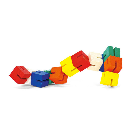 Die Holzspielzeug Twist & Lock Blocks von www.buyon.at sind ein flexibles Spielzeug aus bunten, miteinander verbundenen Würfeln in Rot, Gelb, Grün, Blau und Weiß. Die farbigen Holzblöcke sind in einem verdrehten Zickzackmuster angeordnet und zeigen die Fähigkeit des Spielzeugs, sich zu biegen und in verschiedene Formen zu bringen.