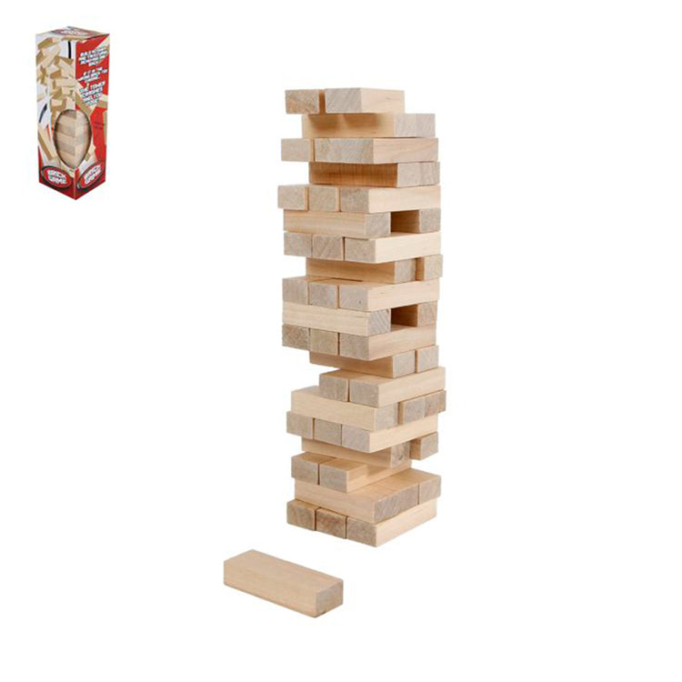 Ein Wackelturm aus Holzklötzen ist mitten im Spiel zu sehen, wobei ein Klötzchen bereits entfernt ist und auf der Oberfläche liegt. Im Hintergrund ist eine rot-weiße www.buyon.at-Box mit der Verpackung von Holzspielzeug Wackelturm, 48 Teile zu sehen, die das Spiel als beliebtes Geschicklichkeitsspiel ausweist.