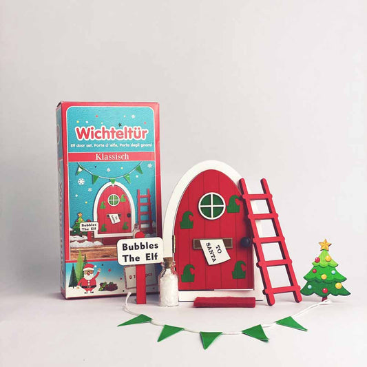 Wir präsentieren die Wichteltür „Elf Edition“ von www.buyon.at, ein entzückendes Set mit Weihnachtsthema, das eine rote Miniatur-Wichteltür mit herzförmigem Fenster, eine Leiter, einen kleinen Weihnachtsbaum, grüne Wimpel und Zubehör wie eine Flasche und ein Schild mit der Aufschrift „Bubbles The Elf“ enthält. Dieses wunderschön verpackte Set ist perfekt für die Vorweihnachtszeit und ein bezauberndes Weihnachtsdekor.