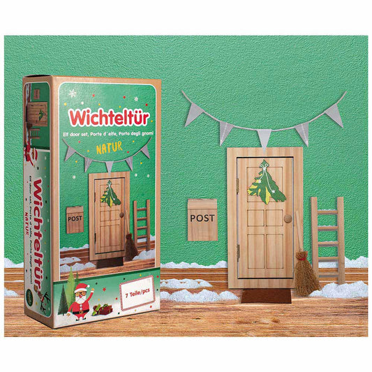 Bild des Wichteltür-Sets „Natur Edition“ von www.buyon.at. Dieses Set ist perfekt für die Vorweihnachtszeit und enthält eine mit grünem Laub geschmückte Mini-Holztür, eine kleine Leiter, einen Besen und ein „POST“-Schild, das an einer grünen Wand befestigt ist. Schnee und Mini-Dekorationen verstärken den festlichen Charme. Die Box ist im skandinavisch inspirierten Design gestaltet.