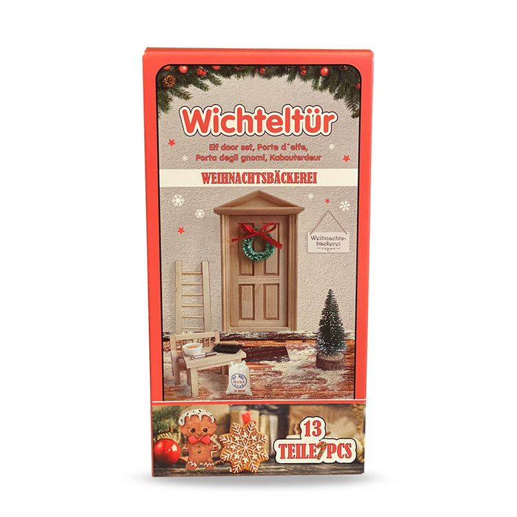 Vorderansicht einer Produktbox mit der Aufschrift „Wichteltüre ‚Weihnachtsbäckerei‘“ von www.buyon.at, mit Abbildungen einer Miniaturtür, einer Leiter und Weihnachtsdekorationen, die perfekt für die Vorweihnachtszeit sind. Die Box soll 13 Teile enthalten. Unten sind Bilder von Lebkuchen und festlichen Elementen zu sehen.