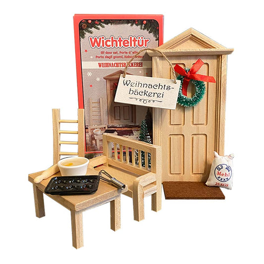 Die Wichteltüre 'Weihnachtsbäckerei' von www.buyon.at ist eine bezaubernde Miniatur-Weihnachtsbäckerei-Szene. Sie besteht aus einer Holztür, die mit einem Kranz geschmückt ist, einem kleinen Mehlsack, einem Tisch mit Backutensilien und Zutaten sowie einem Stuhl. Dahinter verbirgt sich eine festliche rot-weiße Schachtel mit der Aufschrift "Wichteltüre" und "Weihnachtsbäckerei" und ist damit die perfekte Dekoration für die Vorweihnachtszeit.